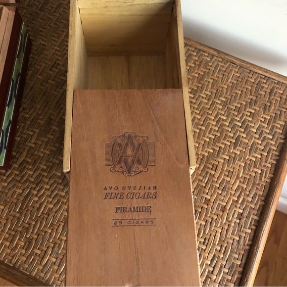 Two Cigar Boxes - Perla Del Mar & Avo Uvezian Piramide - Vintage Wood - Picture 8 of 9